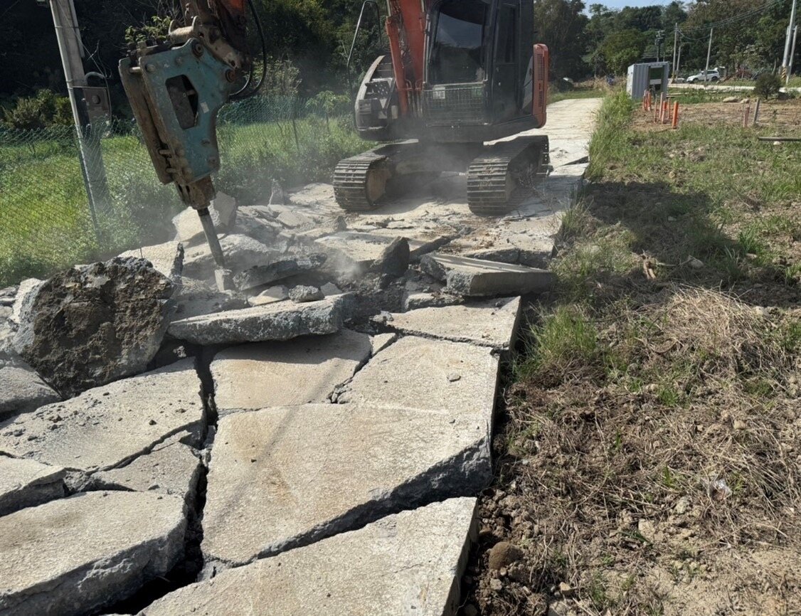 強制拆除違規工作物鋪設面積約900平方公尺,展現桃園水務局守護山坡地土地的決心。圖:水務局提供