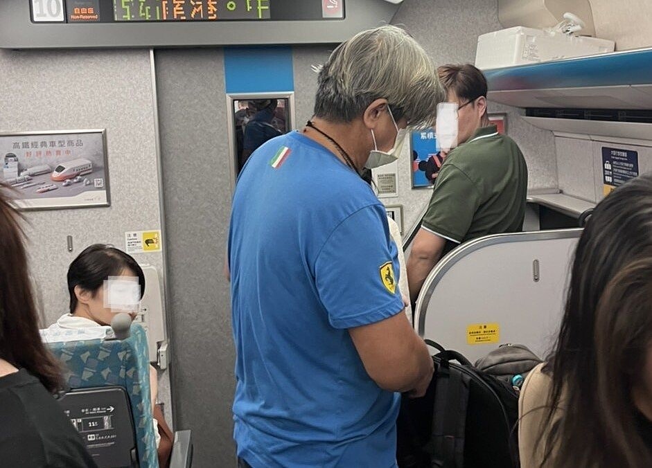 民眾爆料,剛剛高鐵0814車次的第10車廂,在快到達台北車站時,發生一位藍衣乘客與人爭執後,用拳頭攻擊女性乘客,並從背包拿出刺刀丟在地上,威脅其他乘客的情事。圖/民眾提供