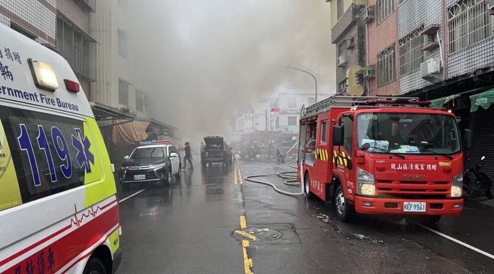 高雄市鼓山區興隆路中午發生火警,濃煙瀰漫道路。記圖/讀者提供