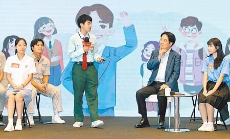 賴清德總統(右二)16日出席「2024今周刊『TEEN TAIWAN青春世代白皮書』總統與青年論壇」,並仔細聆聽學生們的提案內容。(范揚光攝)