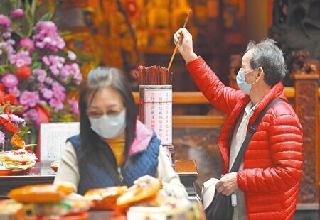 
台北市關渡宮現有約200名志工，大多數都是服務10多年的65歲以上長者，廟方表示每次開缺很快就補齊。圖為民眾在關渡宮拜拜求籤。（本報資料照片）
