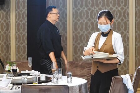 
服務業缺工潮長達2年之久，104人力銀行人資長鍾文雄估明年加薪達5％以上。圖為飯店工作人員服務客人。（本報資料照片）
