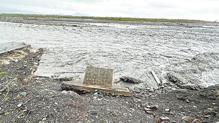 
天兔颱風外圍環流發威，台東縣山區發生局部豪雨，知本溪下游美和堤防潰堤，長約50公尺。（蕭嘉蕙攝）
