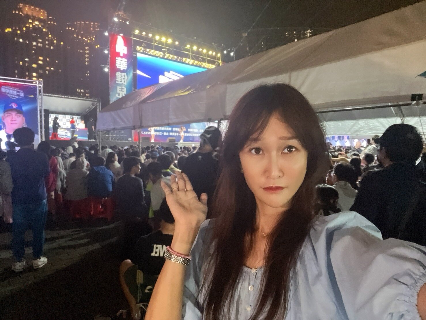 桃園市政府舉辦世界棒球12強賽的直播派對，現場卻出現其他團體辦活動的棚子遮擋了直播的大螢幕。圖：黃瓊慧提供