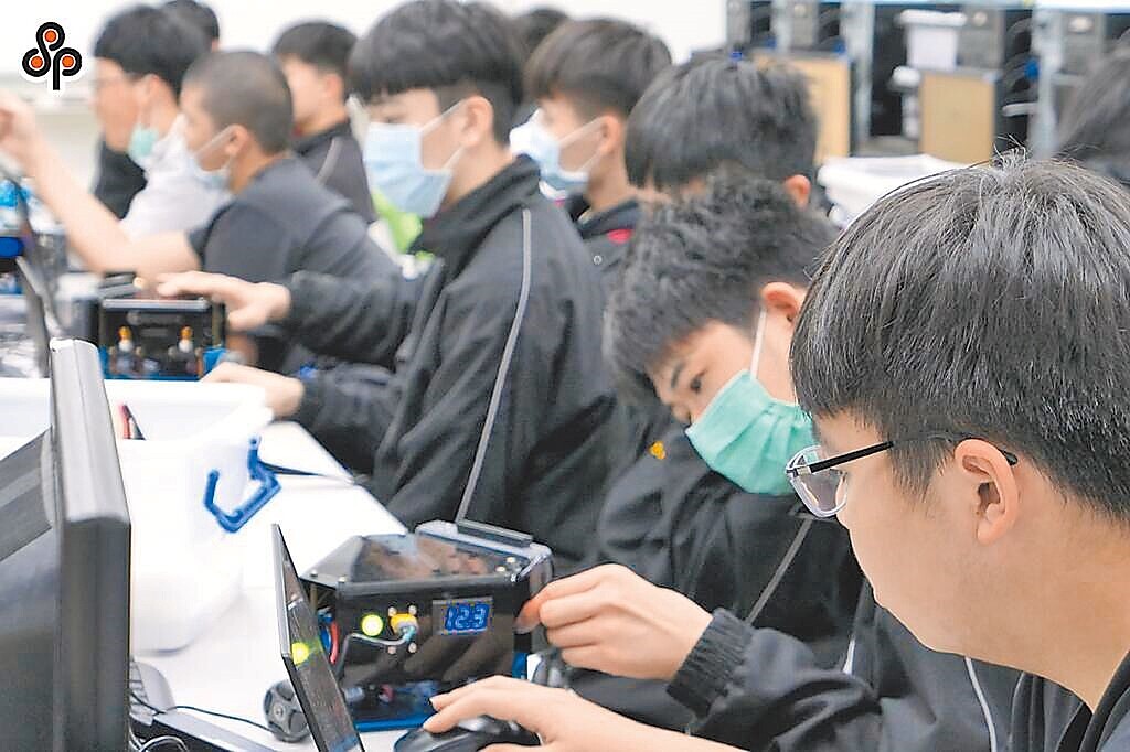 8成以上高職生畢業後搶進一般大學,愈來愈多人不留在技職體系。 圖/教育部提供