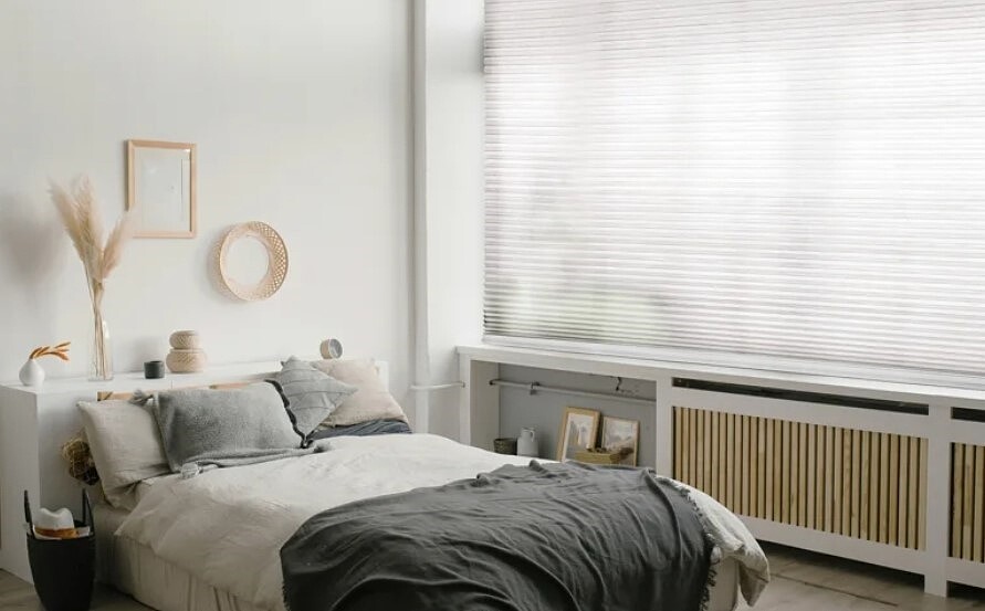 潮濕的環境讓地板、衣櫃、窗簾容易發黴,搭配不易髒且快乾的傢飾品,有助於室內環境保持乾燥。圖/芮格居家提供