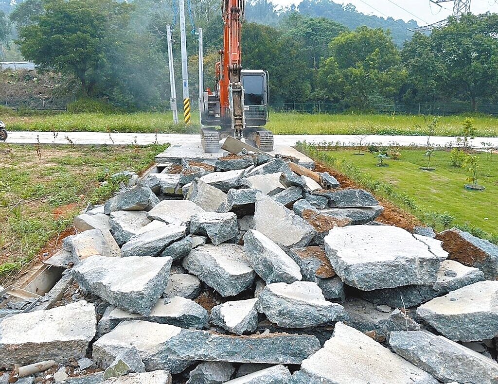 桃園市水務局今年於龜山、楊梅及龍潭區的都市計畫農業區發現4件山坡地違規，不過大部分地主都會自拆，但龍潭區林坡段地主屢勸不聽，水務局連2日強拆違規地坪工作物。（水務局提供／廖姮玥桃園傳真）
