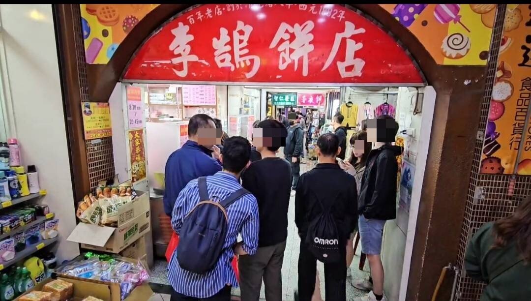 衛生局今天傍晚到店內稽查,查出有蒼蠅、工作區垃圾桶未加蓋等項缺失。已開立限期改善單,如複查不合格,將依法裁處。記者游明煌/攝影