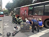 北市公車追撞！女行人捲入車底不治身亡　共1死15傷