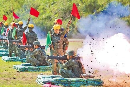 
軍事專家認為，我若大幅增加國防支出，將排擠教育、社會福利等支出。圖為陸軍一年期義務役基地戰力鑑測進行紅隼火箭彈實彈射擊。（本報資料照片）
