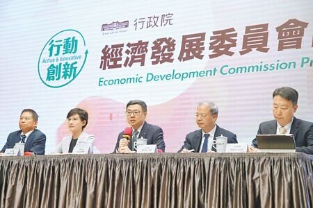 
政府跨部會推動「兆元投資國家計畫」，希望吸引3至4兆元資金，投入到公共建設。圖為行政院召開經濟發展委員會。（本報資料照片）
