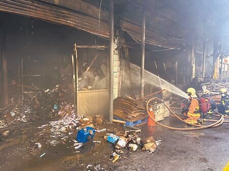 環團促環境部納管儲存化學品的倉庫,以防空汙。圖為今年2月新北深坑一座倉庫大火。(本報資料照片)