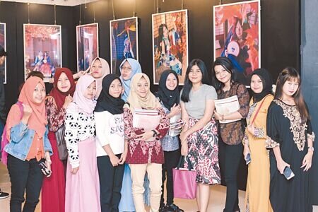 國內大學學士班陸生面臨清零,各大學盼對岸開放學位陸生來台。圖為醒吾科大國際生合影。(本報資料照片)