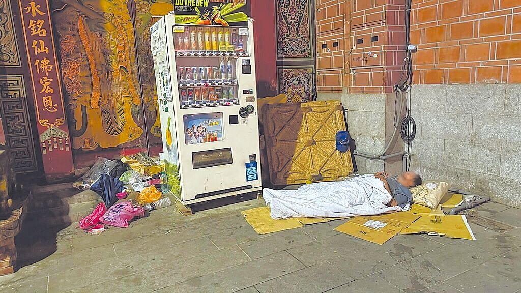 新北市三峽老街是知名觀光景點,但近期卻有一名街友出沒老街,社會局回應,將持續前往勸導街友接受安置,並請清潔隊依法處理雜物。圖/民眾提供