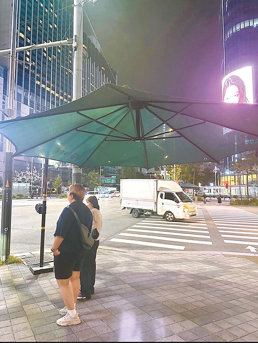 夏天烈日下不少行人忍著酷熱等待紅燈,台北市議員林延鳳建議,因應高齡化社會長者增加,市府可考慮仿照韓國於商圈外圍、大型路口設置停等紅燈遮陽棚與水噴霧設施,提升行人舒適度也落實人本交通。圖/台北市議員林延鳳研究室提供