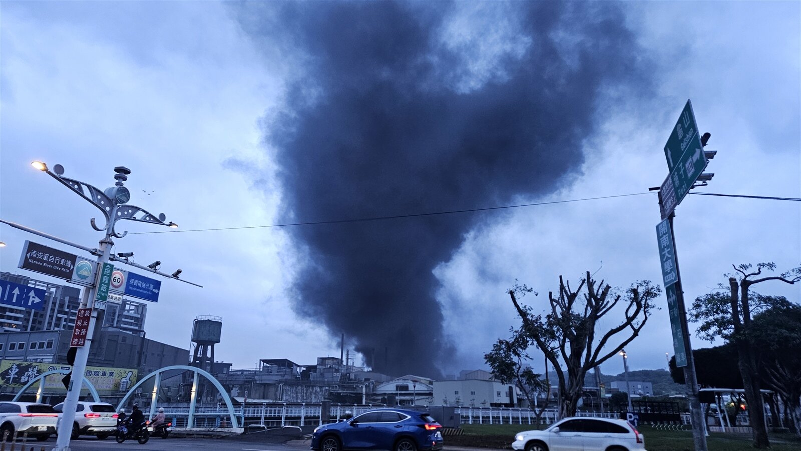 桃園市桃園區工廠火警，濃煙至少影響14里。記者周嘉茹／攝影 