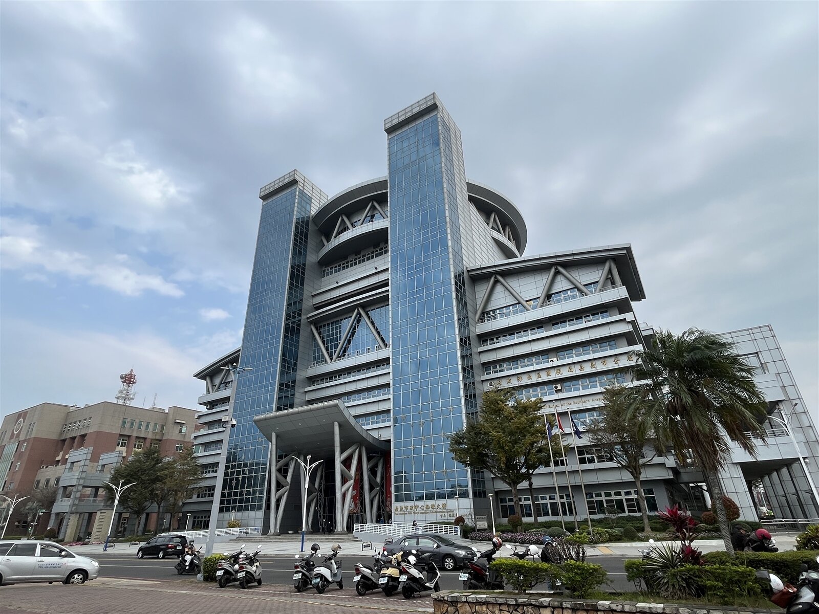 有服裝設計專長、且碩士學歷的男子,竟在嘉義市府10樓旁頂樓脫光光,當事人稱不是供觀賞,只覺得身心舒坦,被女生撞見報警法辦。圖/本報資料照片