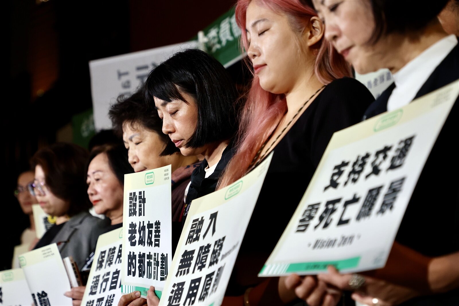 行人零死亡推動聯盟及多個關注道安交通安全的團體,今晚於立法院群賢樓舉辦「#世界交通事故受害者紀念日」守夜活動,提醒政府兌現交通政策改革承諾,避免重蹈覆徹產生更多死傷。記者許正宏/攝影