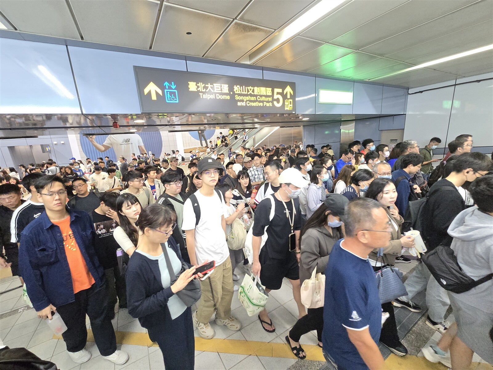 台北大巨蛋舉辦大型賽事時，捷運連通道人潮洶湧。記者邱德祥／攝影 