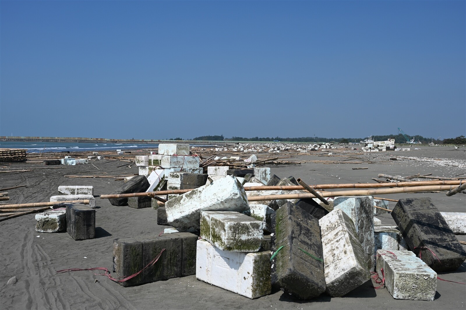 康芮颱風上月底襲台，造成台南市沿海大量蚵棚浮具散落在海岸及沙灘，危害環境。記者鄭惠仁／攝影 