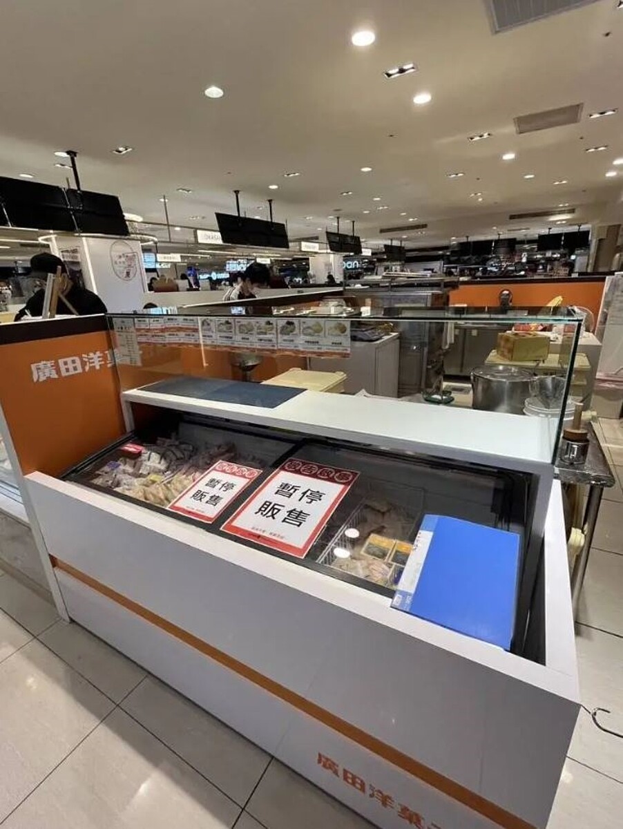 台北天母知名日式甜點連鎖店傳出食安疑慮，店家疑將發霉泡芙與要賣的泡芙擺放相當近；北市衛生局派員稽查，業者已暫停販售泡芙。圖／北市衛生局提供
