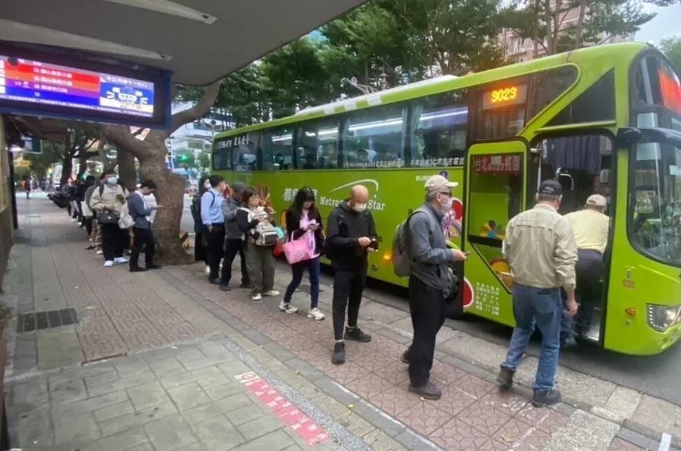 桃園9023國道客運18日上班尖峰加開6班次，紓解藝文園區站之前常客滿，後面4、5個站通勤族沒辦法上車的問題。圖／桃園監理站提供
