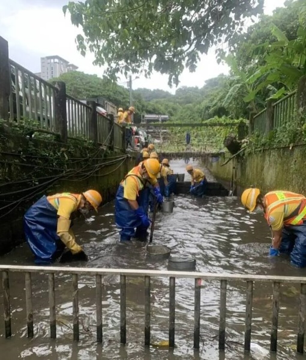 北市環保局清潔隊員工作項目多，不只街道清掃、收運垃圾，還要溝渠清疏。圖／台北市環保局提供
