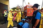 大甲鎮瀾宮重修完成　白沙屯三媽祖乘「粉紅超跑」祝賀