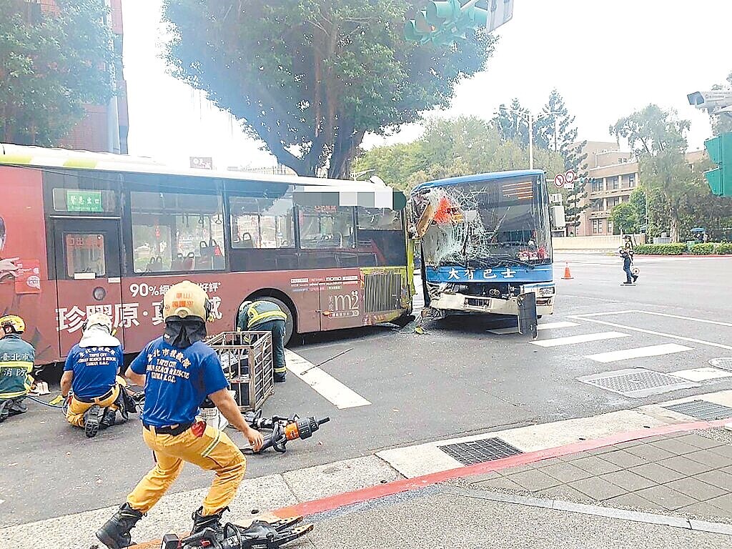 台北市忠孝東路與鎮江街口，17日上午發生公車追撞公車，再輾斃行人的死亡車禍。圖／民眾提供