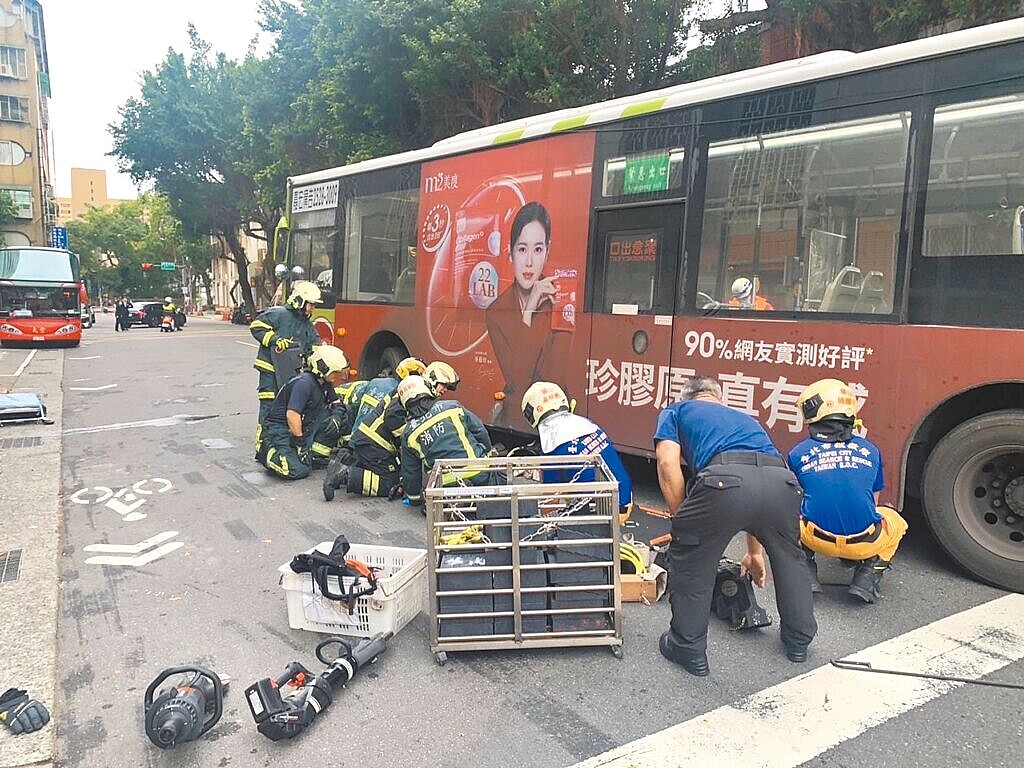 台北市17日發生公車撞公車，導致行人被輾斃的車禍。消防隊趕往將傷者拉出車底送醫，仍告不治。圖／民眾提供