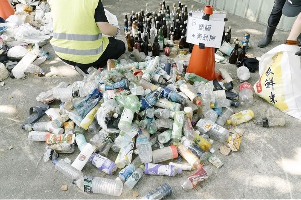 綠色和平發布東亞分部2024年所執行的「東亞河川塑膠垃圾品牌檢視」調查結果，在台灣、韓國及香港都發現塑膠垃圾數量占比第一，且以主力品牌為主。（取材自綠色和平）
