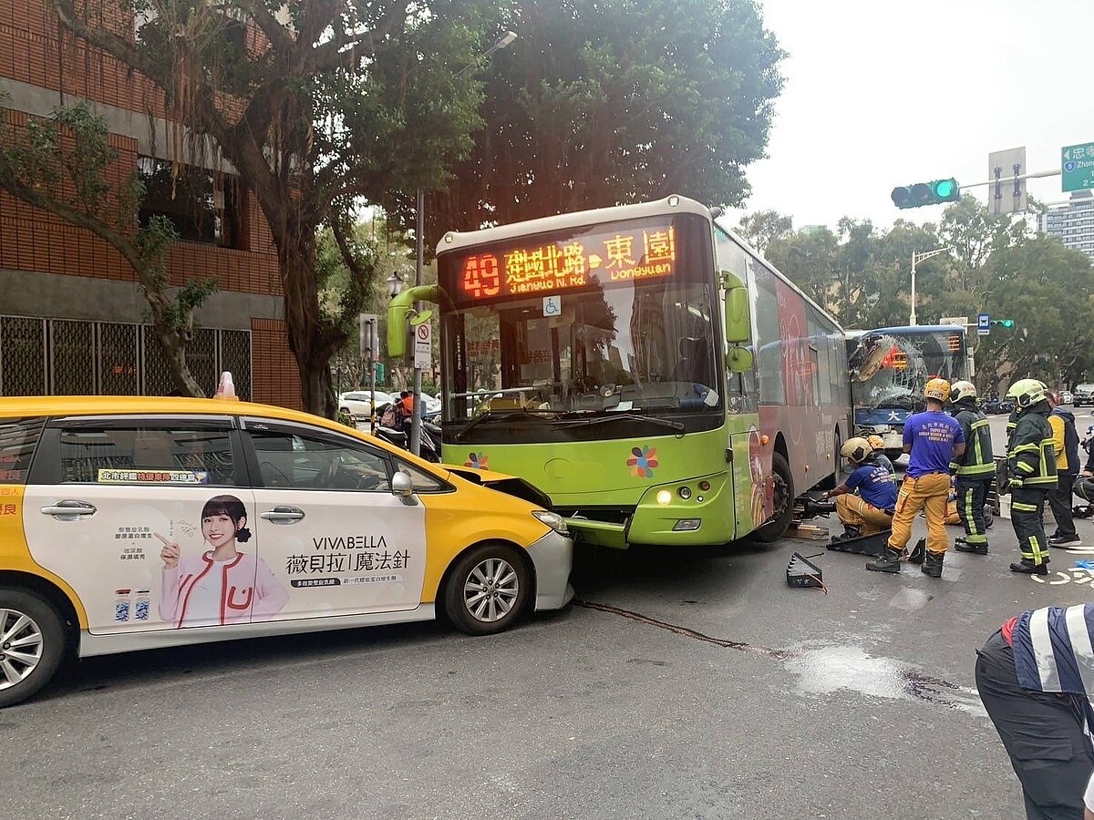 大有巴士謝姓駕駛追撞大都會客運,導致1名行人捲入車底傷重不治,2輛公車共14人受傷。記者李隆揆/翻攝