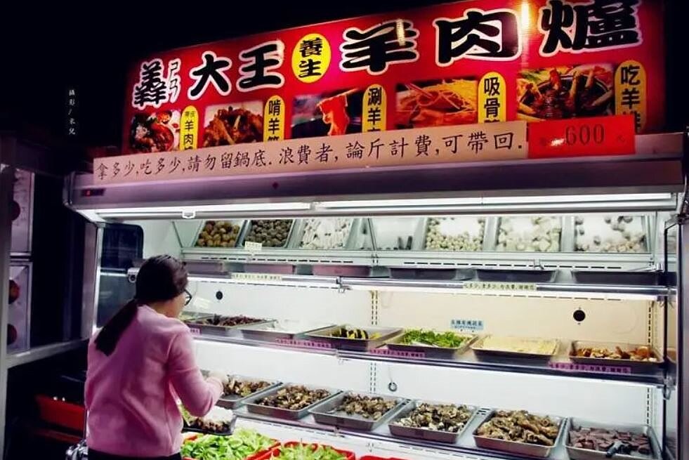 位於新店北宜路上吃到飽名店羴大王羊肉爐,是不少在地居民認為高CP值、適合冬季進補的好所在。圖/取自「羴大王羊肉爐」臉書粉專