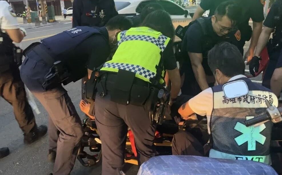 藍姓男子清晨走在路上突情緒激動,撿花瓶後,5分鐘內攻擊2名大樓管理員、超商男店員及檳榔西施,造成4人頭、臉受傷,警方噴辣椒水,以優勢警力將他制伏,消防員將他抬上擔架送醫。記者石秀華/翻攝