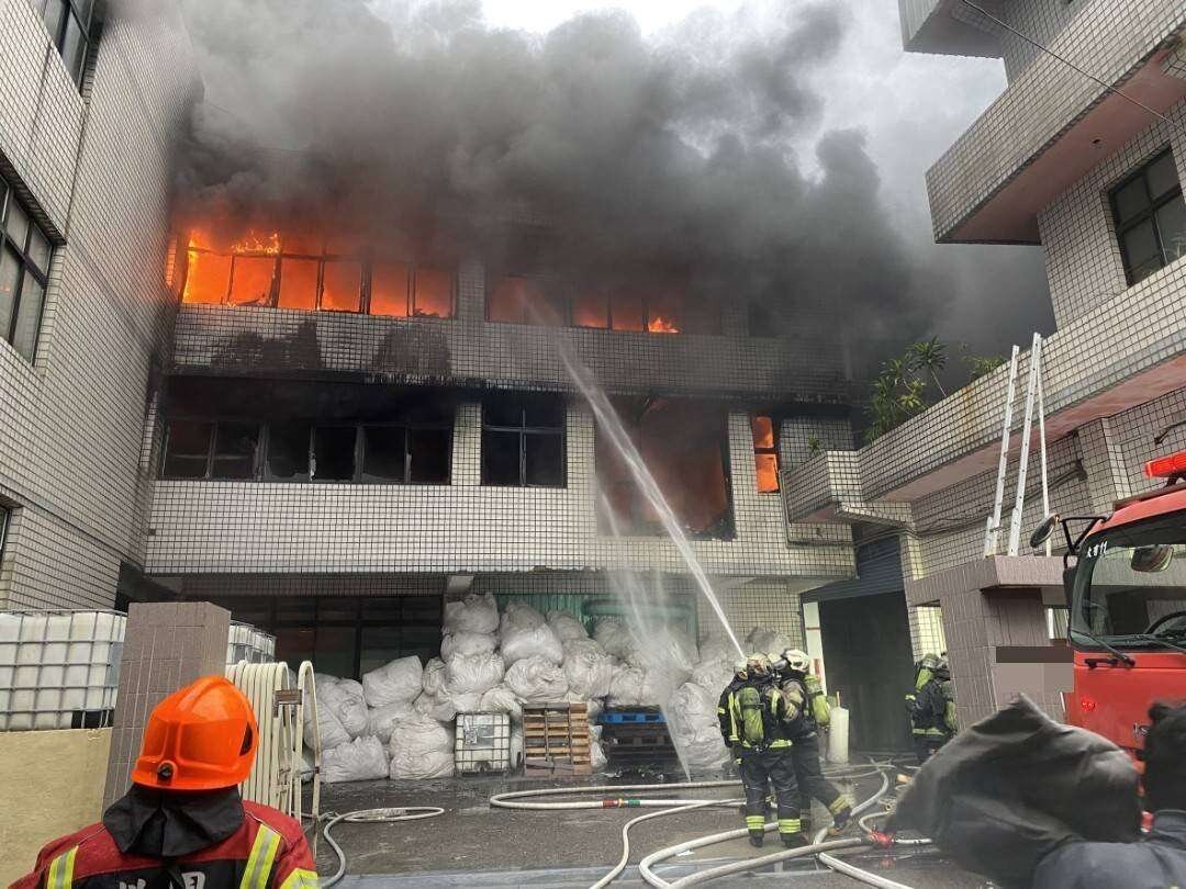桃園市桃園區春日路一間不織布工廠今清晨5時許驚傳火警。圖:讀者提供