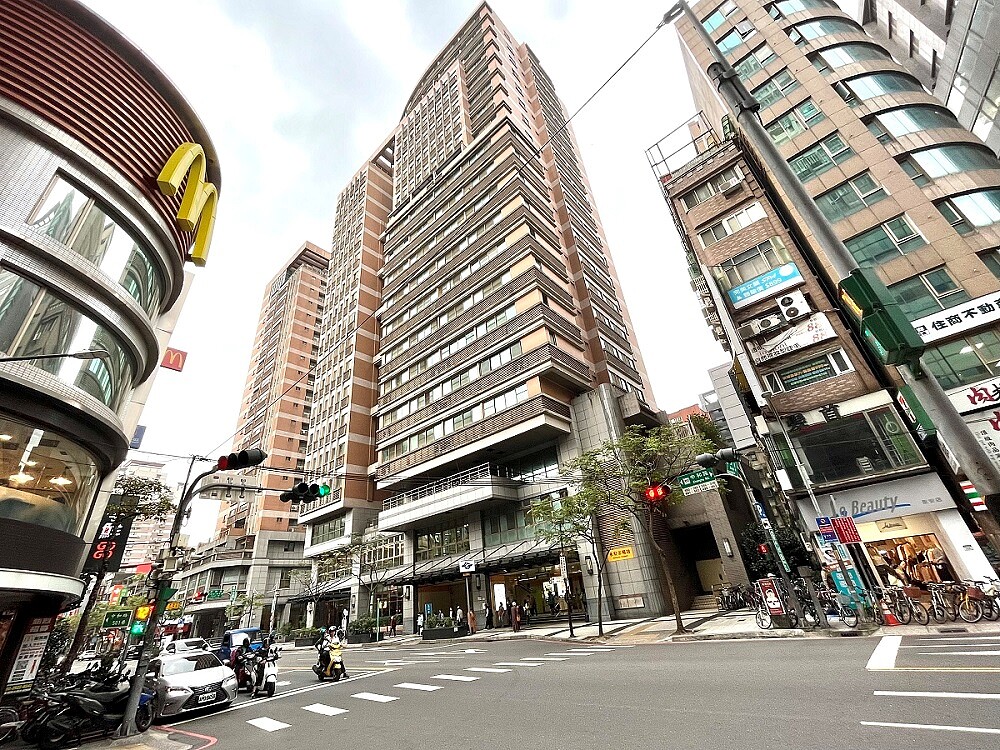 中永和因套房物件較多、單坪租金較高，致使本期上漲較為明顯。圖為中和捷運永安市場站周邊。圖／新北市地政局提供