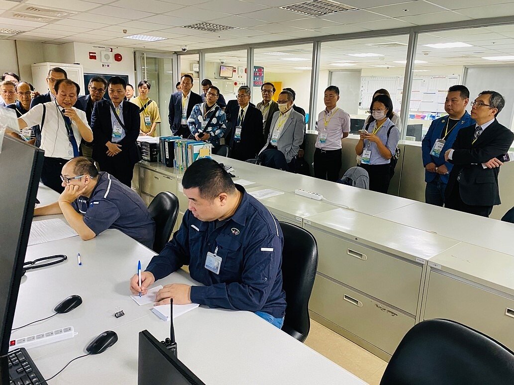 主辦單位安排與會者參觀合庫金控總部中控室的「建築能源管理系統」(BEMS)。圖/社團法人台灣智慧淨零建築產業聯盟提供