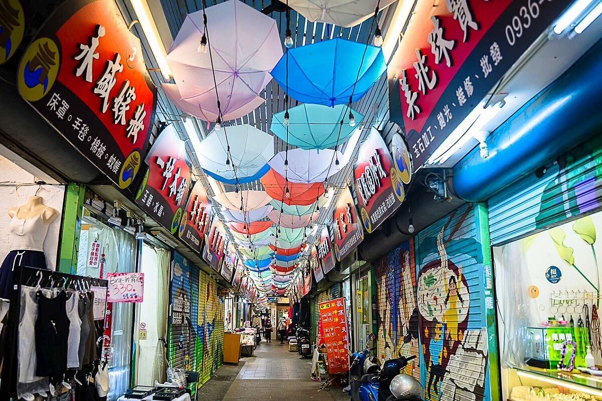 新竹中央商場入口意象、長廊、店鋪改造完工。圖／新竹市闡發處提供