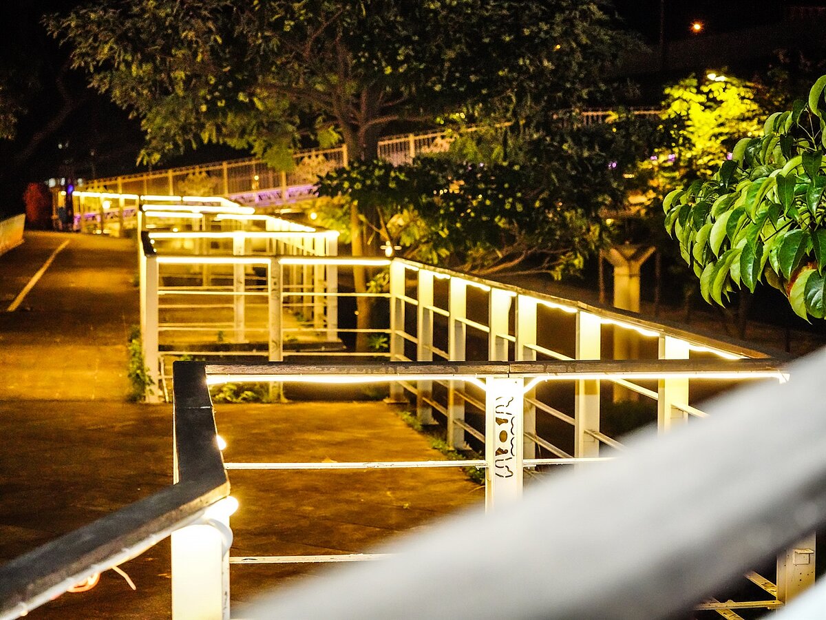 津渡橋步道增設暖色條燈，照亮湳仔溝右岸景觀。圖／新北市水利局提供