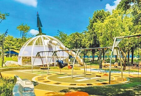 桃園市龍潭運動公園兒童遊戲場暨周邊景觀環境改善工程完成驗收預計12月啟用,民眾擔憂前往遊憩缺乏機車停車格。市府體育局說,已委託龍潭區公所於現有網球場旁體健區規畫機車停車場。(呂筱蟬攝)