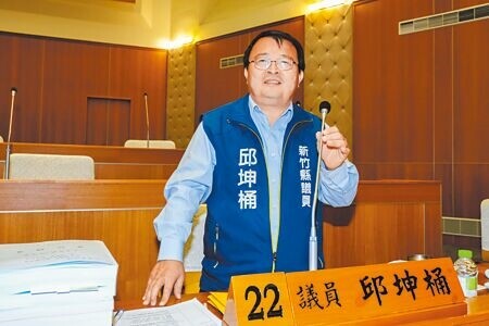 
新竹縣議員邱坤桶對台電為台積電寶山擴廠覓地設置超高壓電塔，要求縣府勿「助紂為虐」。（羅浚濱攝）
