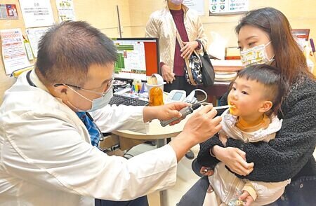 入冬後腸病毒仍然肆虐,台中市基層診所病號暴增。(馮惠宜攝)