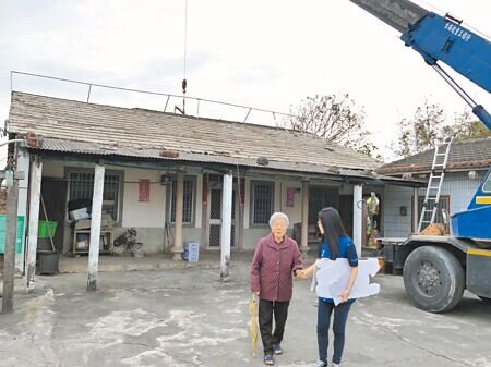 雲林縣政府去年啟動「防寒、防餓雙B服務計畫」,至目前已完成95戶修繕,雲林縣長張麗善18日前往四湖鄉關心修繕情況,96歲呂阿嬤(左)開心表示屋頂經常漏水,修繕後下雨天不用再以臉盆接水。(張朝欣攝)