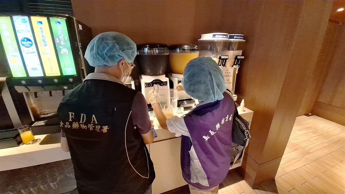 衛福部食藥署聯合地方政府衛生局執行吃到飽餐廳稽查專案,總計稽查120家吃到飽餐廳,並抽驗182件成品及食材,整體抽驗合格率為96.2%。圖/食藥署提供