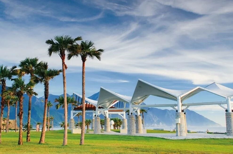 花蓮觀光今年接連受地震、颱風影響，國內外遊客流失。圖為花蓮七星潭。圖／花蓮縣府提供
