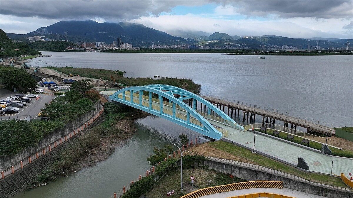 觀音坑溪橋串接淡水河左岸自行車道。圖／新北市政府提供