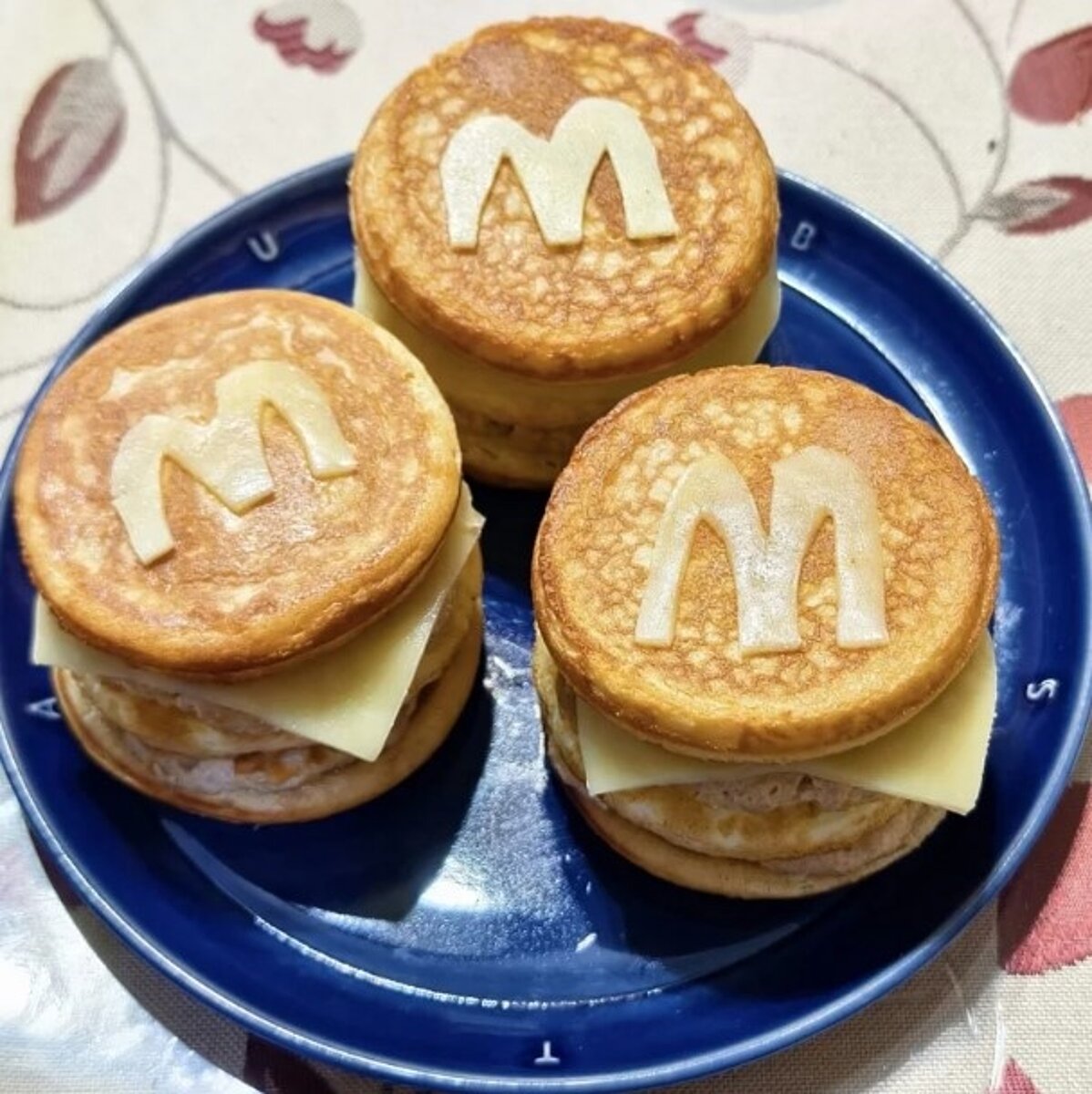 原PO表示，她加入自製的豬肉洋蔥豆腐漢堡排，鬆餅皮上的「M」字則是她兒子跟老公用乳酪片剪出來的。 圖／艾蜜莉提供授權
