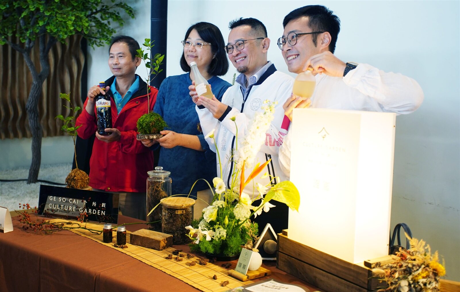 客家事務局與在地創生團隊「个所栽」，配合找茶季活動推出創新茶飲與茶飲調酒。圖：李春台攝