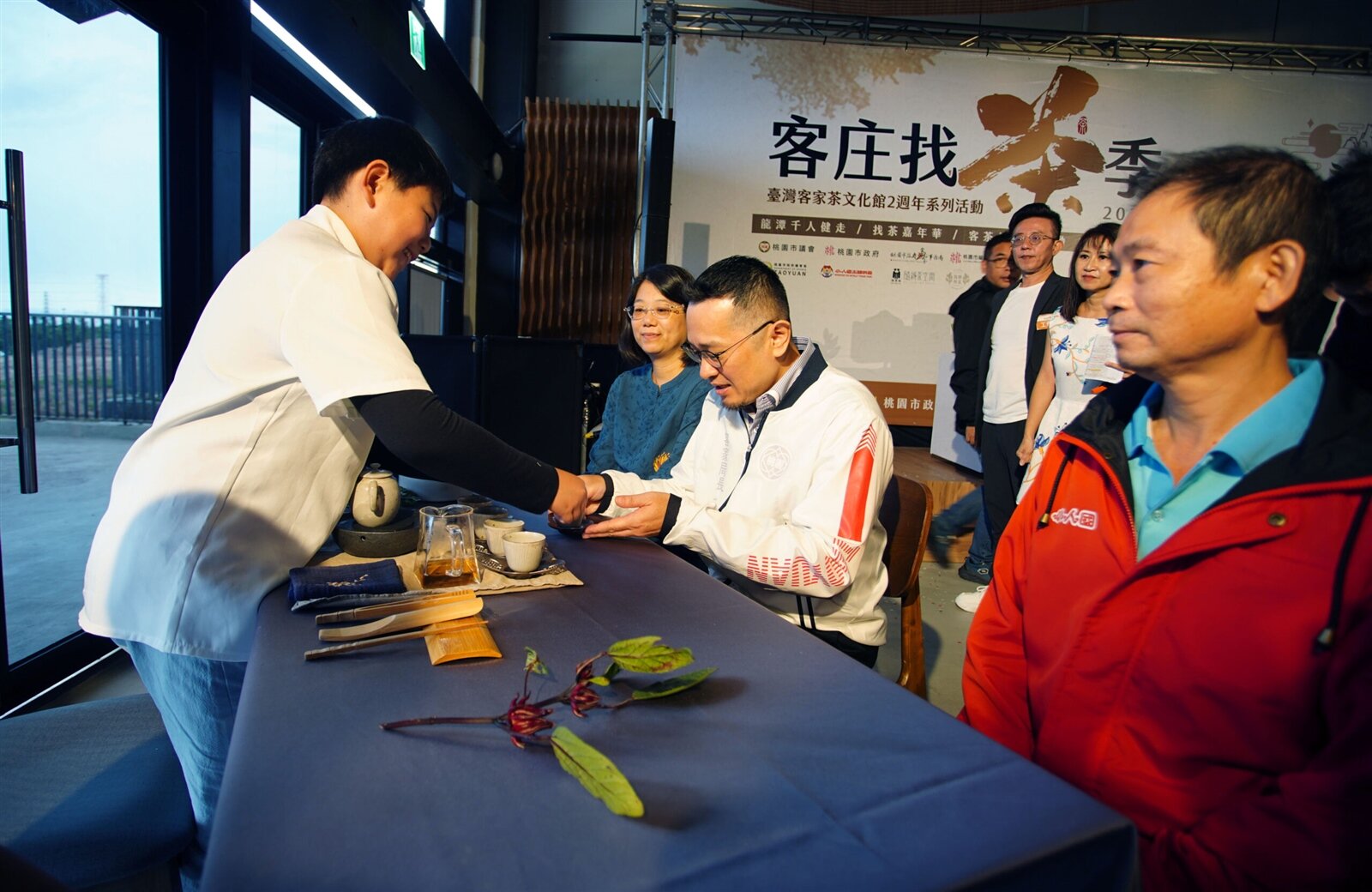 「客庄找茶季」登場，小小侍茶師也上場為貴賓奉茶。圖：李春台攝