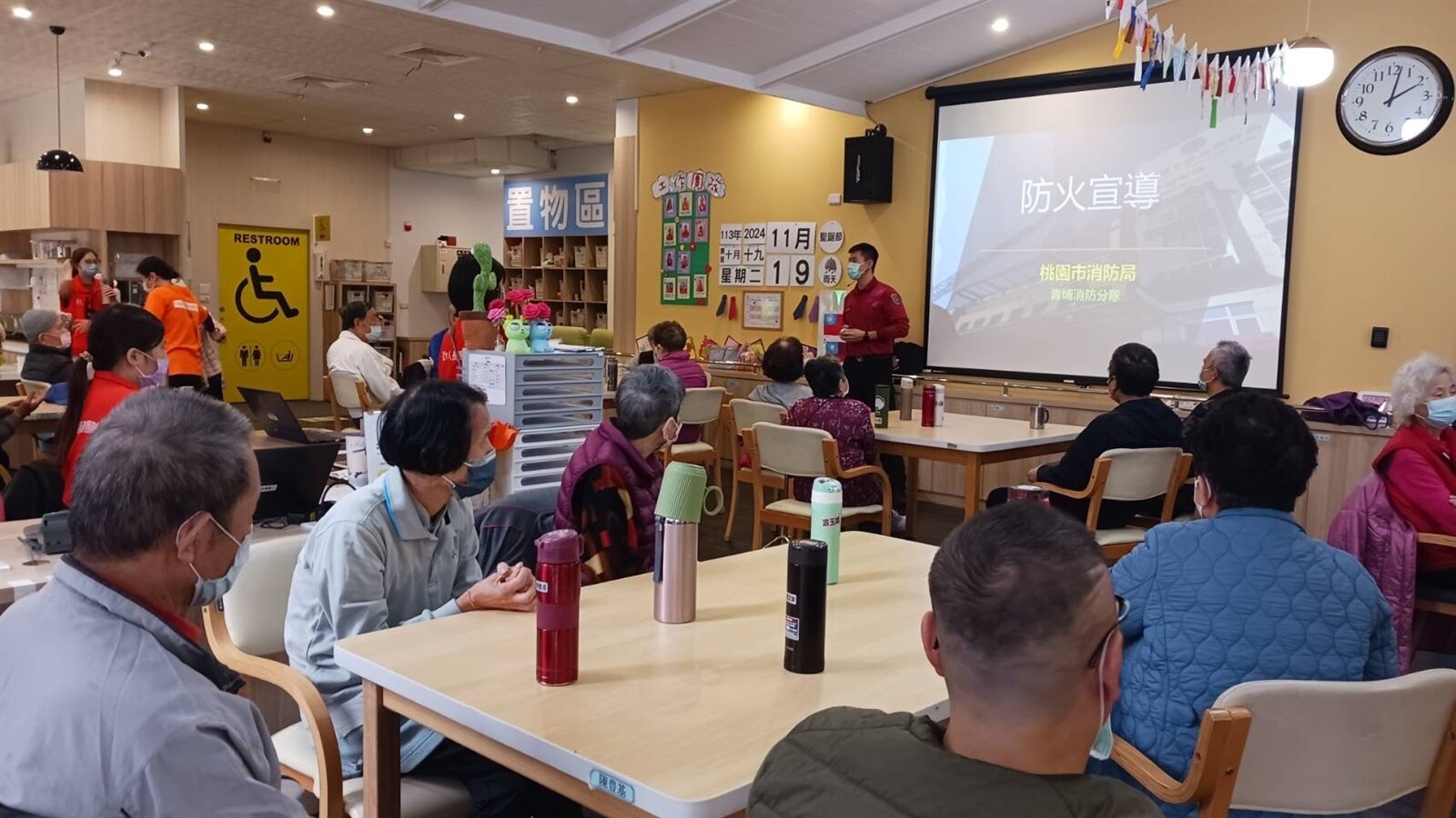 桃園市政府消防局青埔消防分隊在喜大人日照中心,為長輩們舉辦一場有趣實用的防火宣導活動。圖:諶志明翻攝